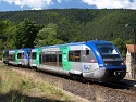 Regionální vlak v údolí d'Allier ve vesnici le Pont d'Alleyras