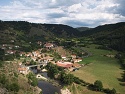 Výhled ze Château de Beaufort na městečko Goudet