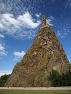 Vrchol Rocher d'Aiguilhe s kostelem St-Michel v Aiguilhe u Le Puy-en-Velay