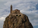 Vrchol Rocher d'Aiguilhe s kostelem St-Michel v Aiguilhe u Le Puy-en-Velay