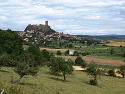 Výhled na hrad Château de Polignac nad městečkem Polignac