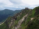 Výhled k horní stanici lanovky na Puy de Sancy ze západního hřebene