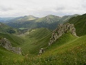 Výhled do údolí pod Puy de Sancy ze západního hřebene