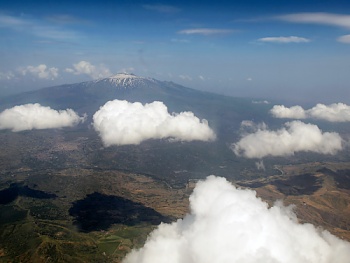 Monte Etna z letadla před přistáním v Katánii