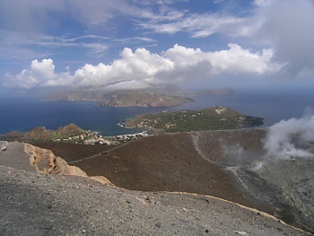 Výhled z Gran Cratere k Lipari