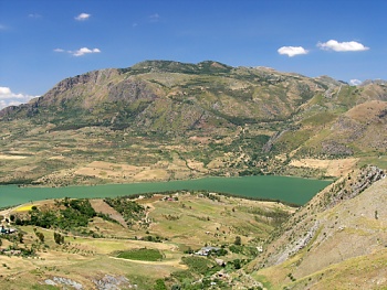 Lago Rosamarina z terasy hradu v městečku Caccamo