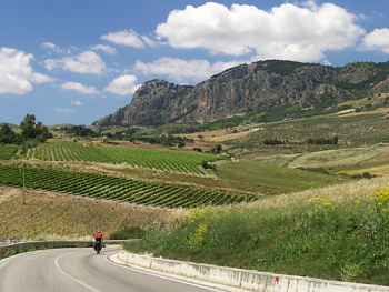 Na silnici SS118 v údolí Torrente Rincione