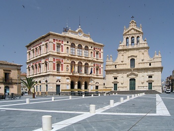 Sluncem rozpálené náměstí Piazza Umberto I ve městě Grammichele
