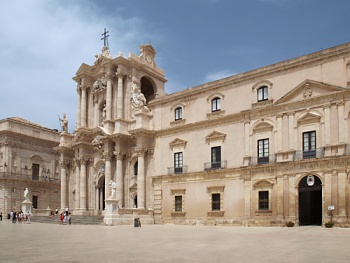 Katedrála Santa Maria delle Colonne na náměstí Piazza del Duomo ve městě Siracusa 