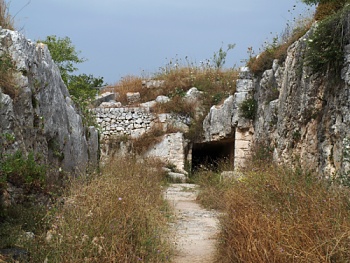 V příkopu pevnosti Castello Eurialo