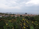 Výhled na pevnost Aci Castello a Isole dei Ciclopi u městečka Aci Trezza