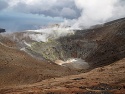 Kaldera Gran Cratere na ostrově Vulcano se sirným dýmem