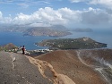 Výhled z Gran Cratere na ostrově Vulcano přes poloostrov Vulcanello k ostrovu Lipari