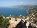 Severní pobřeží ze skály La Rocca nad Cefalù