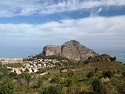 Skála La Rocca nad Cefalù z cesty do pohoří Monti Madonie