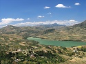 Lago Rosamarina z terasy hradu v městečku Caccamo