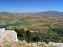 Výhled k Lago di Prizzi z vyhlídky nad městečkem Prizzi