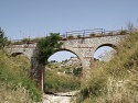 Most zrušené železniční trati u města Caltagirone