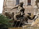 Socha na kašně na náměstí Piazza Archimede ve městě Siracusa