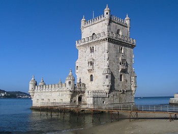 Torre de Belém na břehu řeky Tejo v Lisabonu