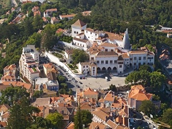 Stará Sintra s Palácio Nacional z hradeb Castelo dos Mouros