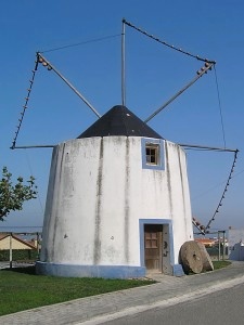 Typický portugalský větrný mlýn v obci Barril 
