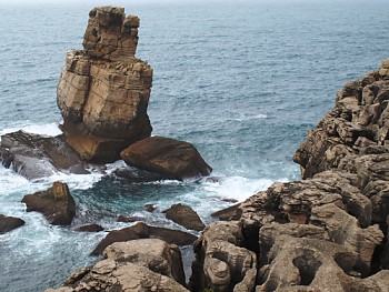 Rozeklané pobřeží na mysu Cabo Carvoeiro v Peniche 