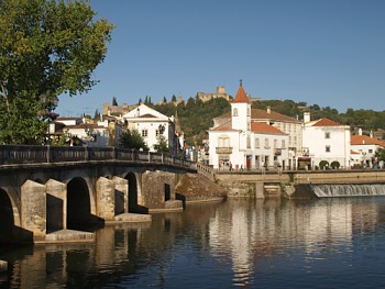 Výhled ke klášteru Convento de Cristo přes řeku Rio Nabão a historickou část Tomaru