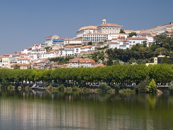 Coimbra s univerzitním areálem nad Rio Mondego