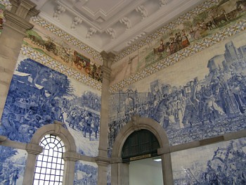 Azulejos s výjevy z portugalské historie na nádraží São Bento v Porto