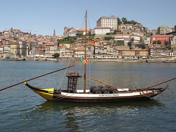 Historická loď na řece Douro s nábřežím Ribeira v Porto