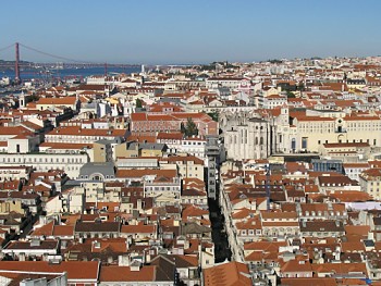 Výhled z Castelo de São Jorge na lisabonské čtvrti Baixa a Bairro Alto spojené výtahem Santa Justa