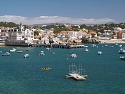 Letovisko Cascais na pobřeží Atlantiku, v pozadí Sintra se svým typickým oblakem