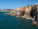 Skalnaté pobřeží Atlantiku Boca do Inferno u letoviska Cascais