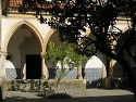 V jedné z rajských zahrad kláštera Convento de Cristo v Tomaru s chodbou zdobenou azulejos