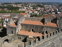 Výhled z hradní věže přes hradní palác na město Leiria