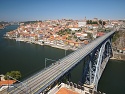 Výhled z Vila Nova de Gaia přes most Ponte Dom Luís I na nábřeží Ribeira v Porto