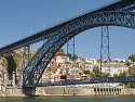 Most Ponte Dom Luís I mezi Porto a Vila Nova de Gaia při pohledu od řeky Douro