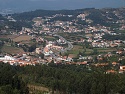 Výhled na periférii města Braga od chrámu Bom Jesus do Monte