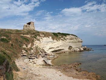 Útes se zbytky věže Torre su Puttu