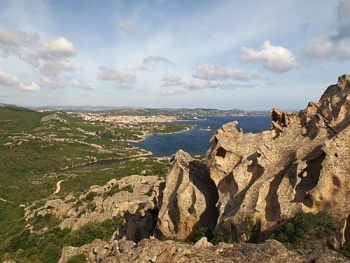 Výhled k letovisku Palau z Capo d'Orso