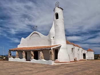 Kostel Stella Maris nad přístavem v Porto Cervo