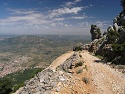 Cesta z Punta Corrasi (1 463 m)  pod sedlem s madonou (1 220 m)