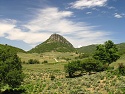 Vrchol Monte Oseli (990 m) nad planinou mezi sedly Genna Croce a Genna Sarbene