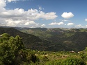 Severní výhled přes údolí San Girolamo, vlevo v dáli silueta Monte Perda Liana