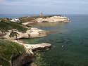 Skalnaté pobřeží s věží Torre su Puttu u obce Torre del Pozzo