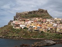 Výhled na Castelsardo – nejkrásnější městečko severního pobřeží – s pevností Fortezza dei Doria