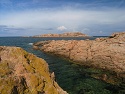 Útesy z červené žuly v letovisku Isola Rossa