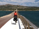 Na mostě přes Passo della Moneta mezi ostrovy Maddalena a Caprera
