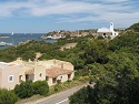 Přístav s neobvyklým kostelem v letovisku Porto Cervo na Costa Smeralda